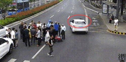 车祸现场的吃瓜群众是谁,揭秘围观群众背后的故事